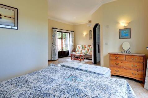 suite with sitting area