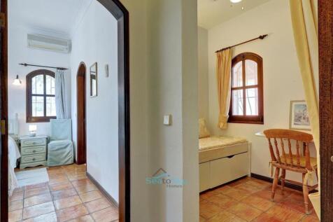 entrance to bedroom 4 and single room/nursery