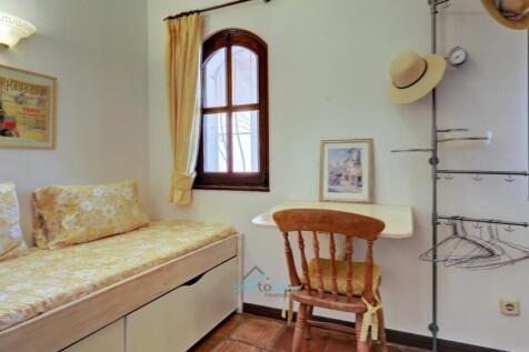 small single room - nursery off bedroom 4