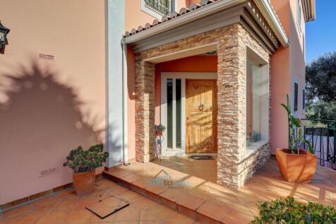 covered entrance porch