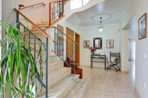bright and airy entrance hall