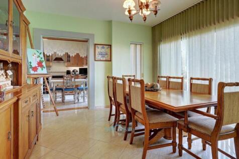 dining area through to kitchen