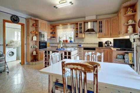 spacious eat in kitchen