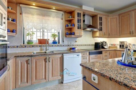 built in oven, microwave, hob and extractor