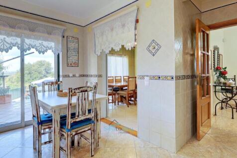 kitchen through to hallway