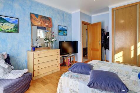 with built-n wardrobes