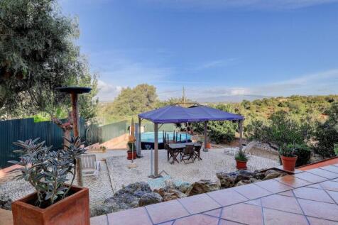 entertainment areas with open views