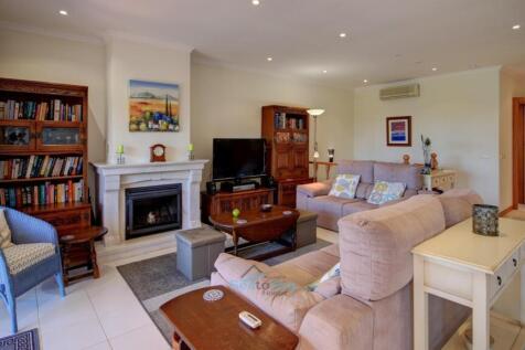 lounge looking to kitchen door