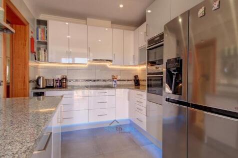 fully fitted kitchen