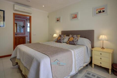 bedroom with en-suite bathroom