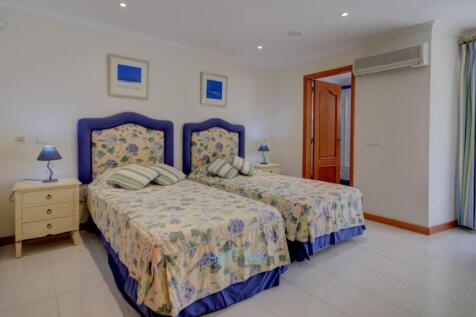 twin room with en-suite bathroom