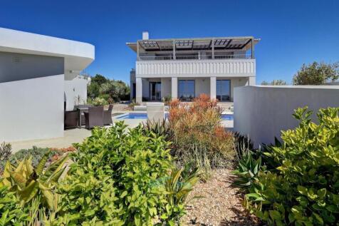 pool-side annex with shower, wc and store room