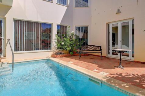 courtyard swimming pool