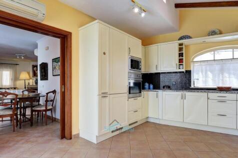 sliding doors to dining and lounge