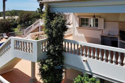 steps down to the pool area