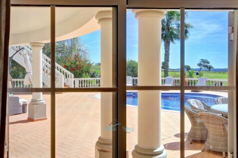 direct access to the pool terrace