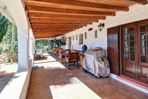 covered terrace with wooden beamed ceiling