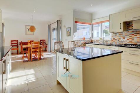 central island with breakfast bar