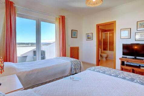 and en-suite bathroom