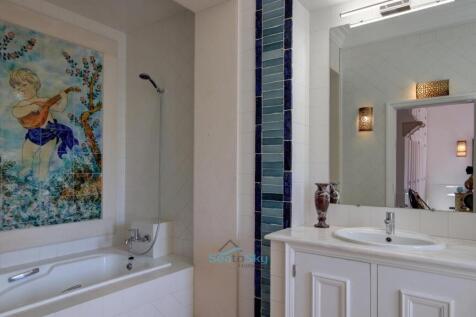 en-suite bathroom with mural