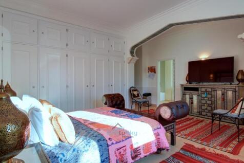 lots of cupboard space