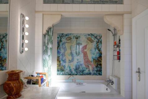 bathroom with bath tub