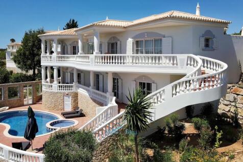 steps down to the pool area