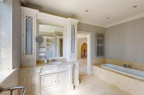 Master En Suite Bathroom
