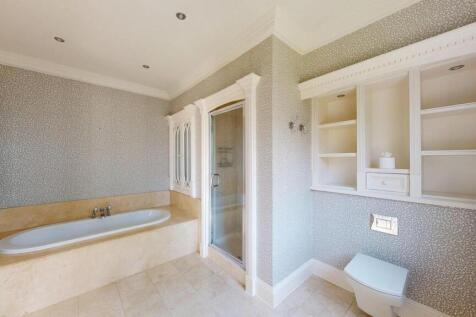 Mater En Suite Bathroom