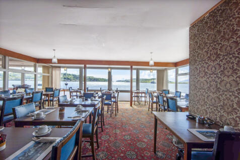 1Z6E8001 Dining room