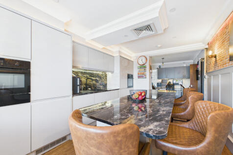 CAM03481G0-PR0120-STILL003