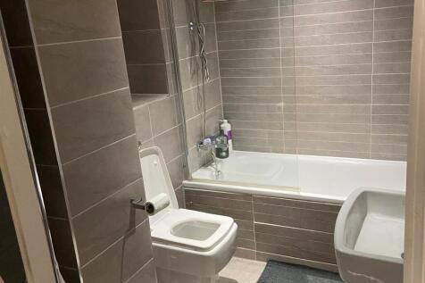 313 RH bathroom.JPG