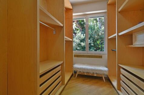 walk-in closet