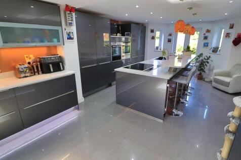 OPEN PLAN KITCHEN/DINING/FAMILY ROOM