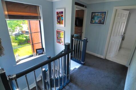 FIRST FLOOR LANDING