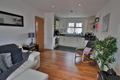 LIVING/ DINING ROOM