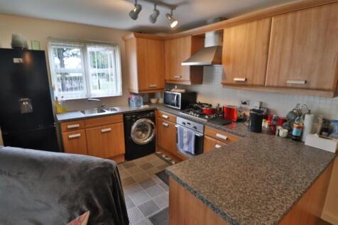 OPEN PLAN LOUNGE/DININGKITCHEN AREA