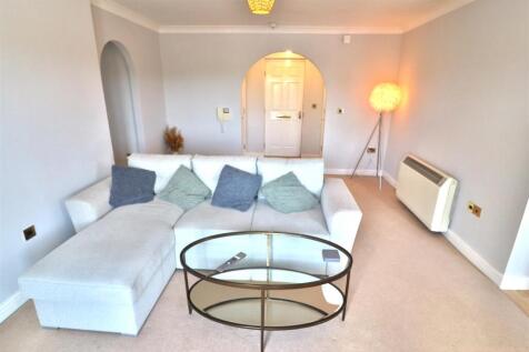 OPEN PLAN LOUNGE/DINING AREA