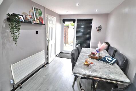 OPEN PLAN LOUNGE/DINING ROOM