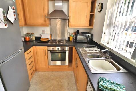 OPEN PLAN LOUNGE/DINING AND KITCHEN AREA
