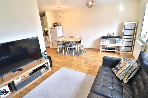 L SHAPED LOUNGE/DINING ROOM