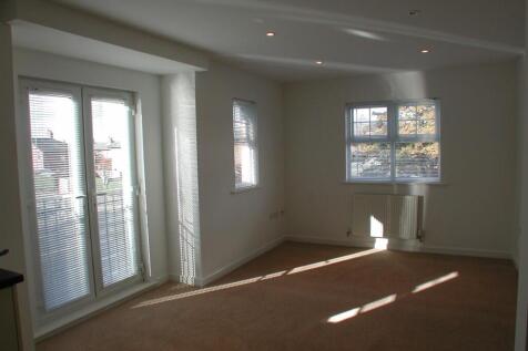 OPEN PLAN LOUNGE/KITCHEN AREA