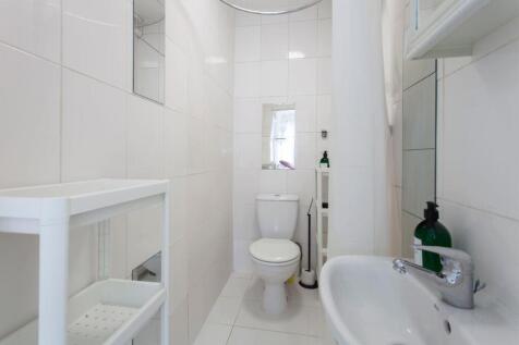 st silas studio bathroom.jpeg