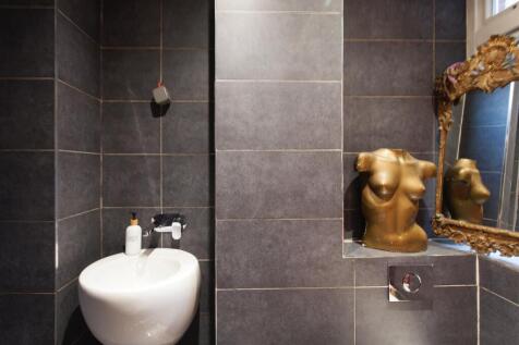 linfield gardens bathroom shot .jpeg