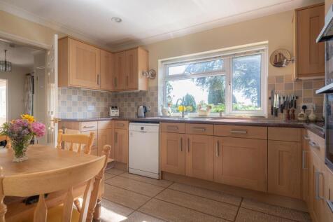 6 St Josephs Drive-11.jpg