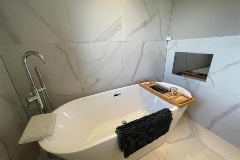 Bathroom 2.jpg