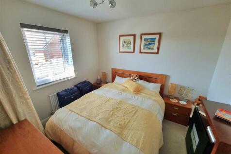 Bed 2.jpg