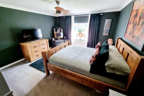 Bed 1.jpg