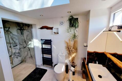 Bathroom 1.jpg