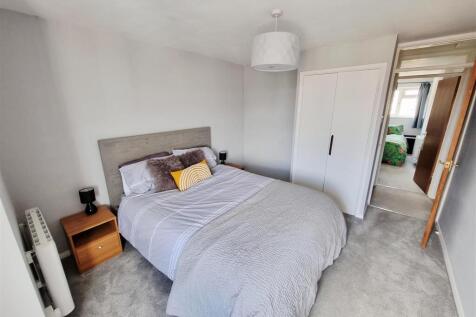 Bed 1.jpg